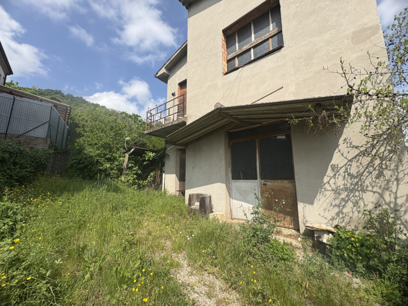 In posizione semicentrale e rialzata, ai piedi dei suggestivi Colli Euganei, proponiamo in vendit...