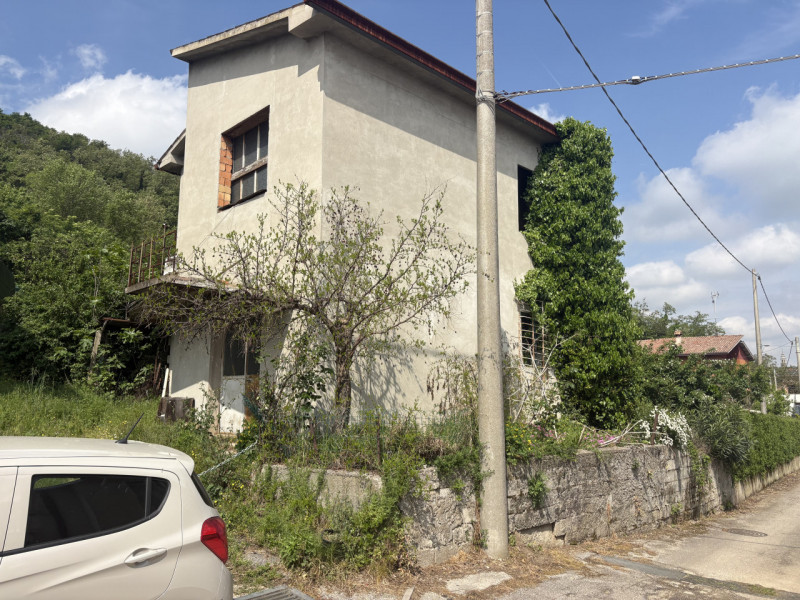 In posizione semicentrale e rialzata, ai piedi dei suggestivi Colli Euganei, proponiamo in vendit...