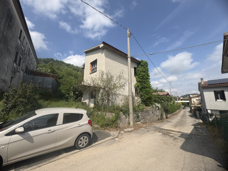 In posizione semicentrale e rialzata, ai piedi dei suggestivi Colli Euganei, proponiamo in vendit...