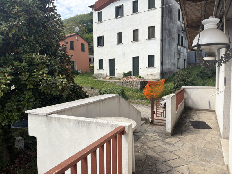 In posizione semicentrale e rialzata, ai piedi dei suggestivi Colli Euganei, proponiamo in vendit...