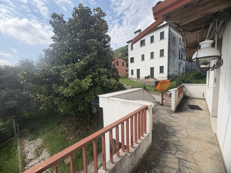 In posizione semicentrale e rialzata, ai piedi dei suggestivi Colli Euganei, proponiamo in vendit...