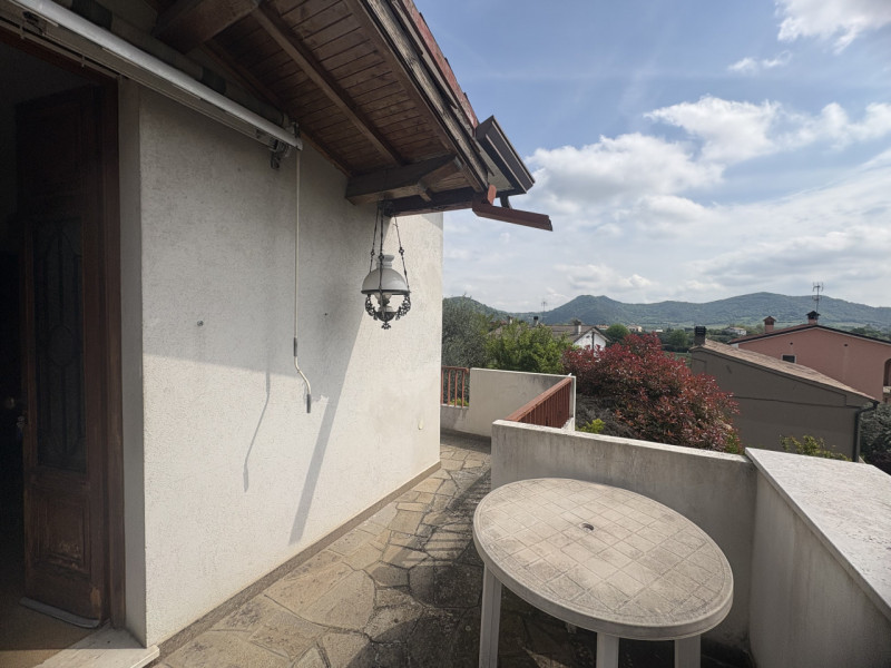 In posizione semicentrale e rialzata, ai piedi dei suggestivi Colli Euganei, proponiamo in vendit...