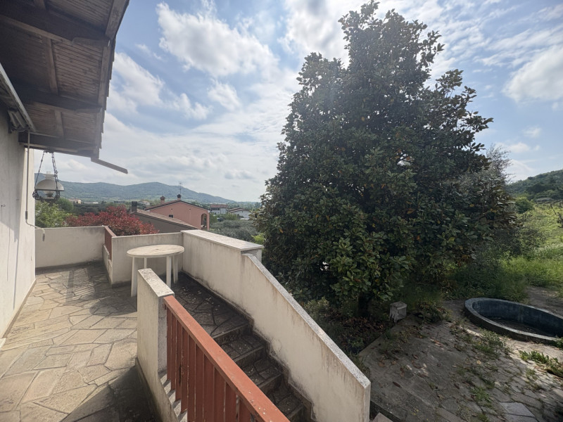 In posizione semicentrale e rialzata, ai piedi dei suggestivi Colli Euganei, proponiamo in vendit...