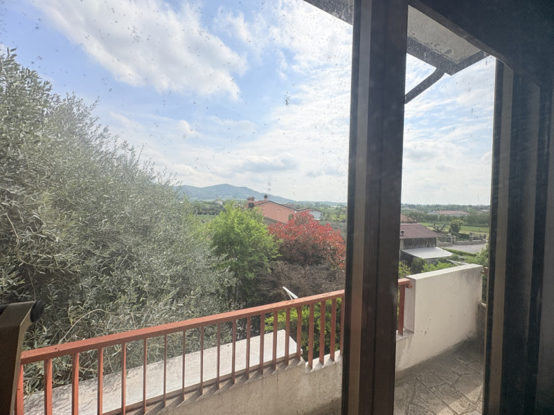 In posizione semicentrale e rialzata, ai piedi dei suggestivi Colli Euganei, proponiamo in vendit...