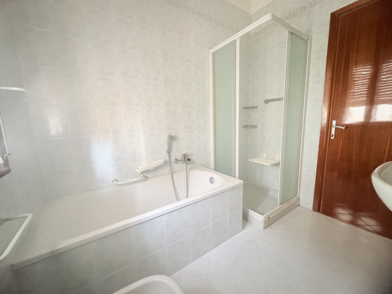 In posizione semicentrale e rialzata, ai piedi dei suggestivi Colli Euganei, proponiamo in vendit...