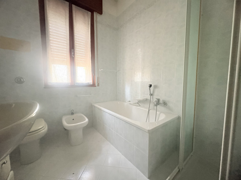 In posizione semicentrale e rialzata, ai piedi dei suggestivi Colli Euganei, proponiamo in vendit...