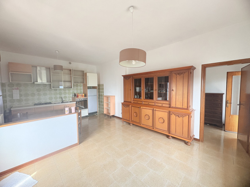 In posizione semicentrale e rialzata, ai piedi dei suggestivi Colli Euganei, proponiamo in vendit...