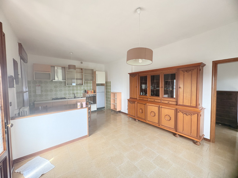 In posizione semicentrale e rialzata, ai piedi dei suggestivi Colli Euganei, proponiamo in vendit...