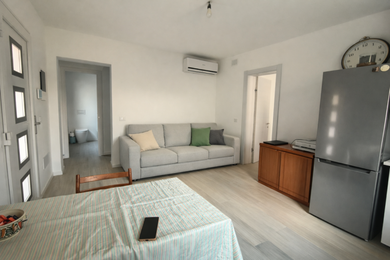 Scopri questo incantevole mini appartamento al piano terra in contesto bifamiliare con giardino e...