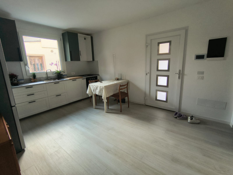 Scopri questo incantevole mini appartamento al piano terra in contesto bifamiliare con giardino e...