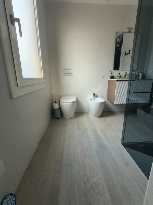 Scopri questo incantevole mini appartamento al piano terra in contesto bifamiliare con giardino e...