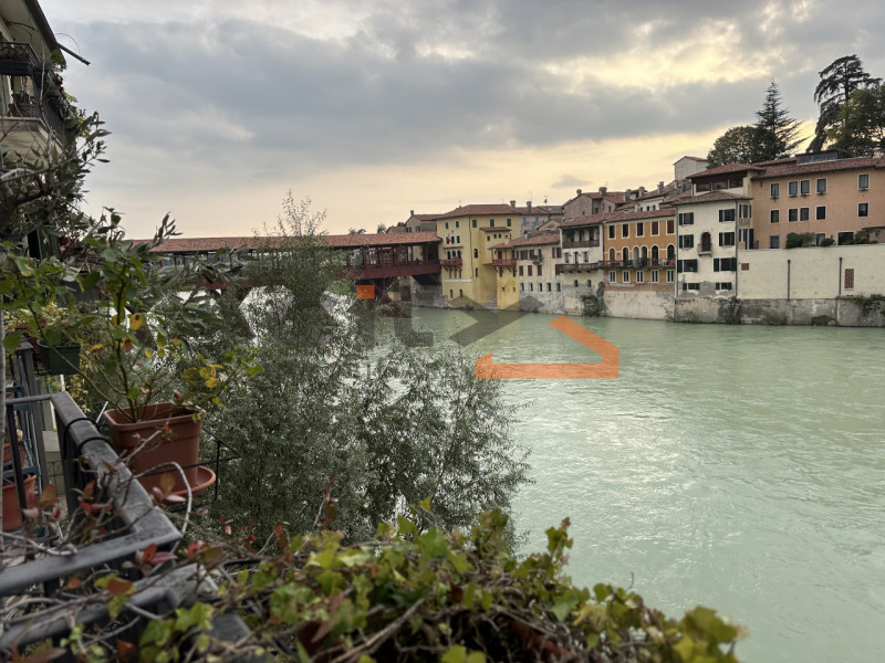 Nel cuore di Bassano del Grappa, in posizione unica e privilegiata direttamente affacciata sul su...