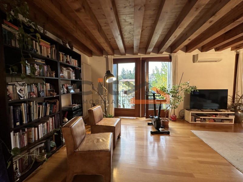 Nel cuore di Bassano del Grappa, in posizione unica e privilegiata direttamente affacciata sul su...