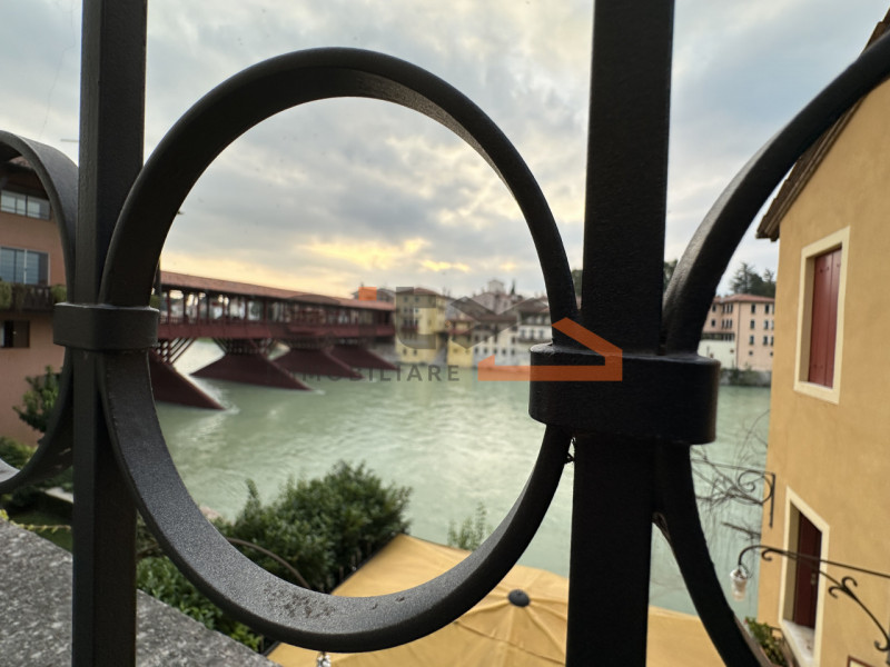 Nel cuore di Bassano del Grappa, in posizione unica e privilegiata direttamente affacciata sul su...