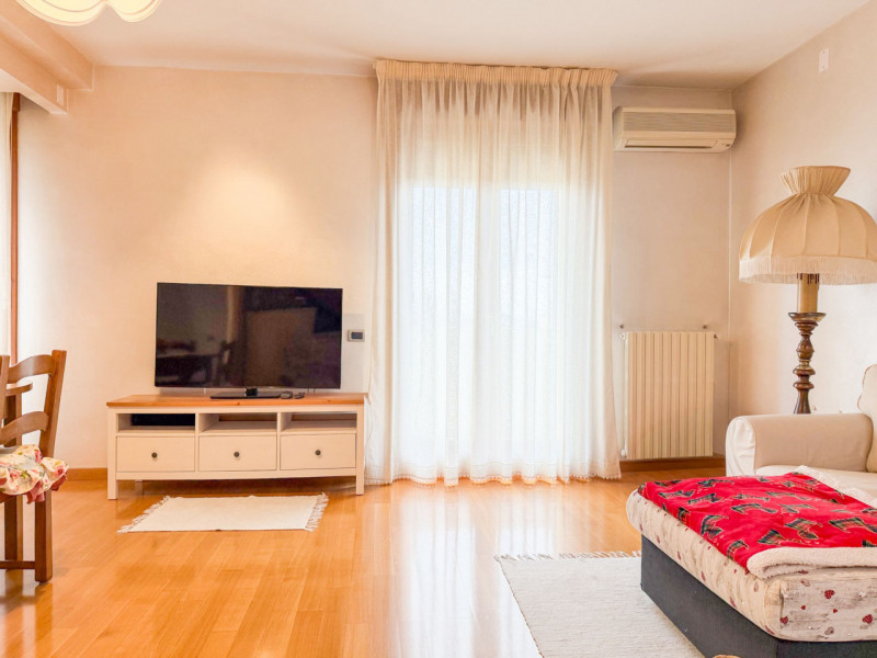 (Per INFO Cristina 3389226442) Ad ALBIGNASEGO, nel quartiere residenziale di San Tommaso, in un c...