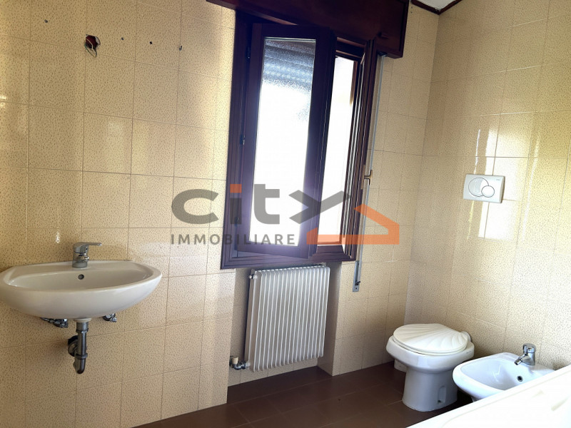 Romano d'Ezzelino - In una palazzina composta da sole 3 unità abitative, proponiamo in vendita AP...