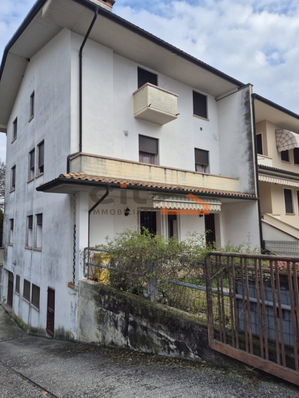 Romano d'Ezzelino - In una palazzina composta da sole 3 unità abitative, proponiamo in vendita AP...