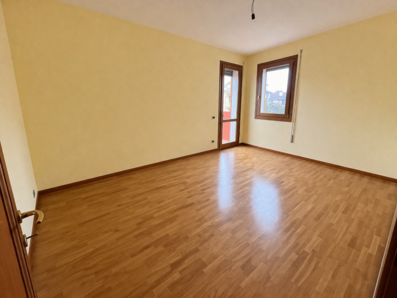 Se stai cercando un appartamento comodo ai servizi e con una soluzione semi-indipendente, questa ...