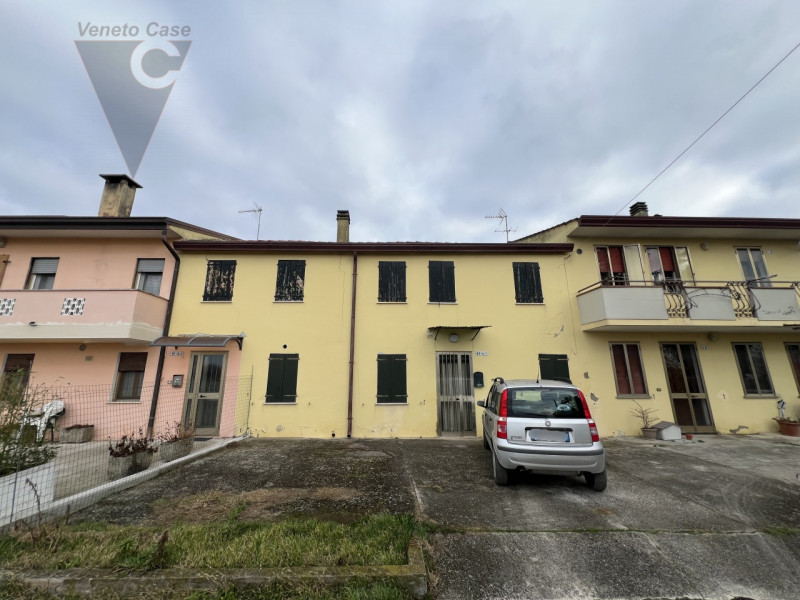 Immersa nella campagna ma a pochi passi dal centro di Arzergrande, proponiamo in vendita casa acc...