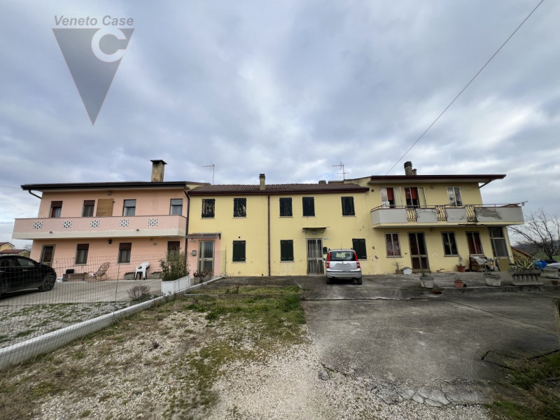 Immersa nella campagna ma a pochi passi dal centro di Arzergrande, proponiamo in vendita casa acc...