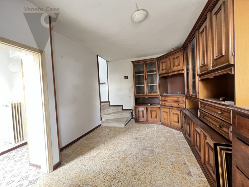 Immersa nella campagna ma a pochi passi dal centro di Arzergrande, proponiamo in vendita casa acc...