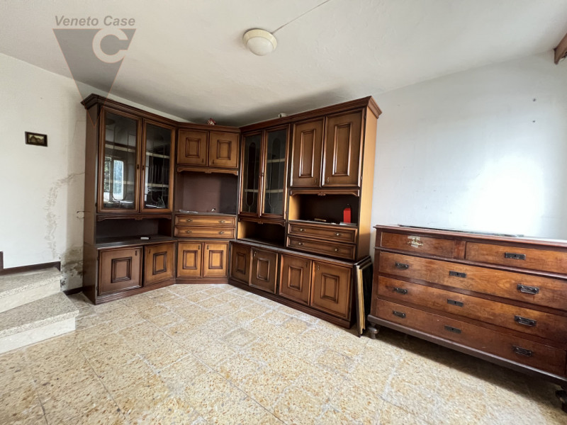 Immersa nella campagna ma a pochi passi dal centro di Arzergrande, proponiamo in vendita casa acc...