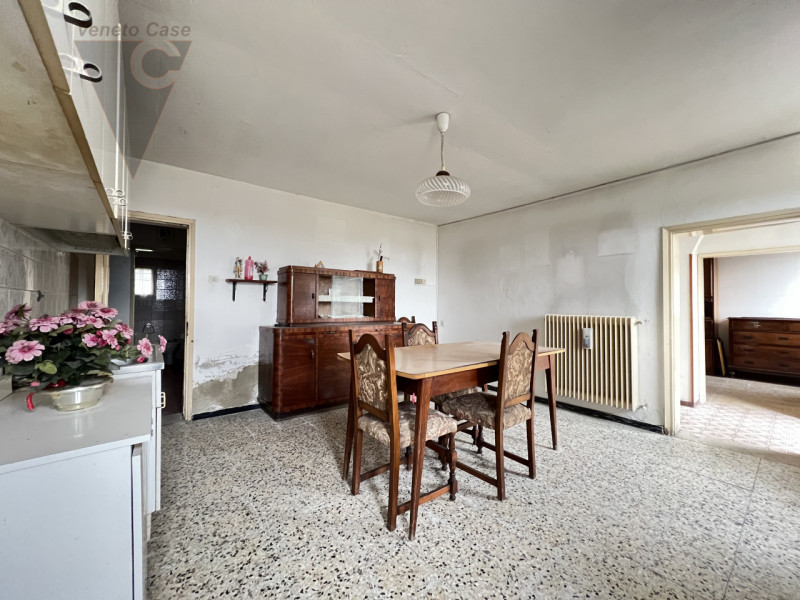 Immersa nella campagna ma a pochi passi dal centro di Arzergrande, proponiamo in vendita casa acc...