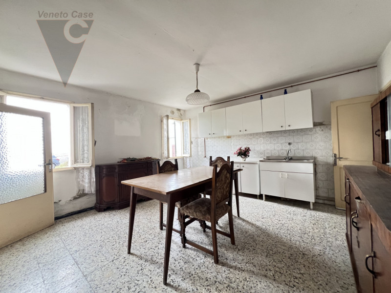 Immersa nella campagna ma a pochi passi dal centro di Arzergrande, proponiamo in vendita casa acc...