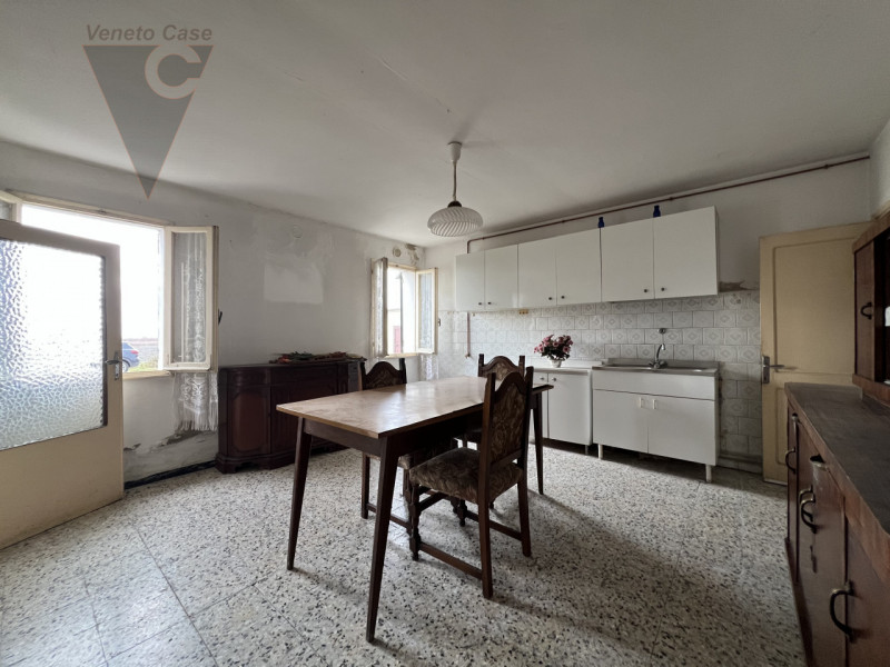 Immersa nella campagna ma a pochi passi dal centro di Arzergrande, proponiamo in vendita casa acc...