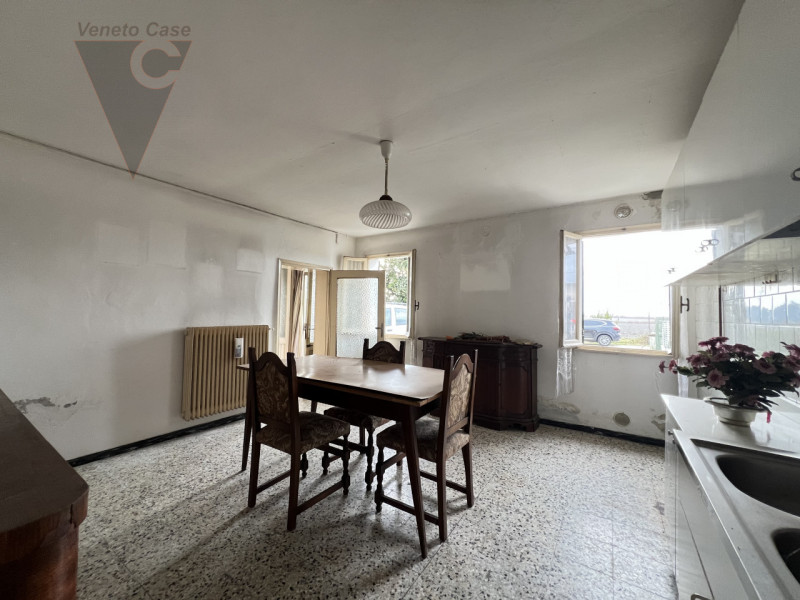 Immersa nella campagna ma a pochi passi dal centro di Arzergrande, proponiamo in vendita casa acc...