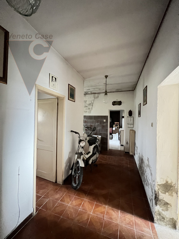 Immersa nella campagna ma a pochi passi dal centro di Arzergrande, proponiamo in vendita casa acc...