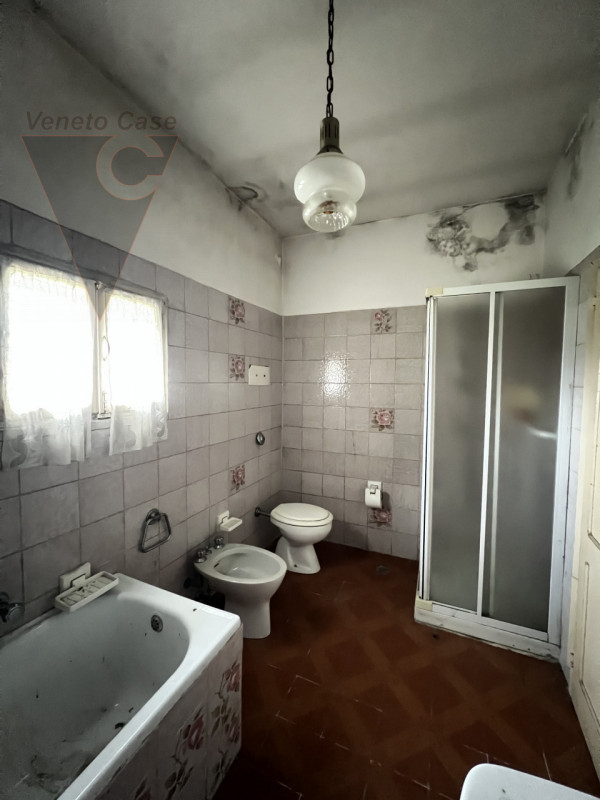 Immersa nella campagna ma a pochi passi dal centro di Arzergrande, proponiamo in vendita casa acc...