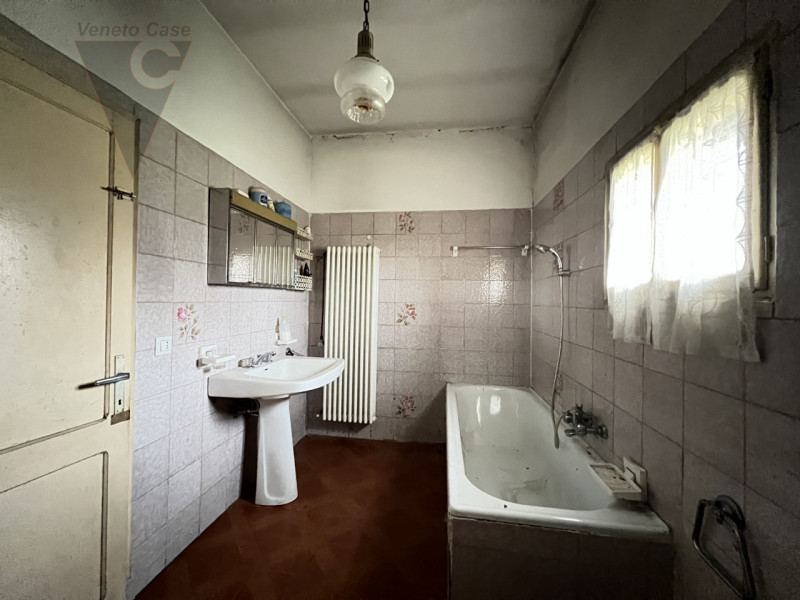 Immersa nella campagna ma a pochi passi dal centro di Arzergrande, proponiamo in vendita casa acc...