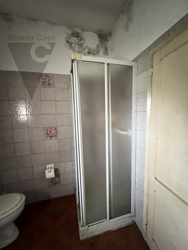 Immersa nella campagna ma a pochi passi dal centro di Arzergrande, proponiamo in vendita casa acc...