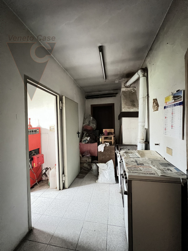 Immersa nella campagna ma a pochi passi dal centro di Arzergrande, proponiamo in vendita casa acc...