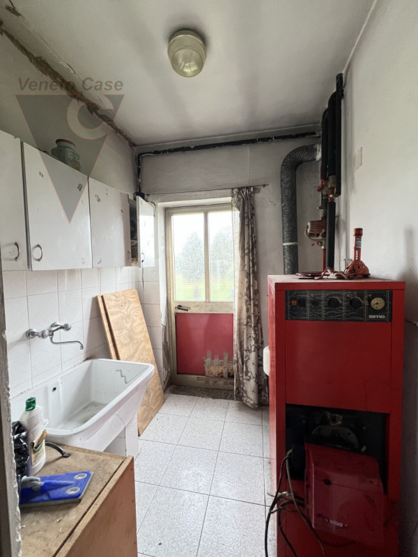 Immersa nella campagna ma a pochi passi dal centro di Arzergrande, proponiamo in vendita casa acc...