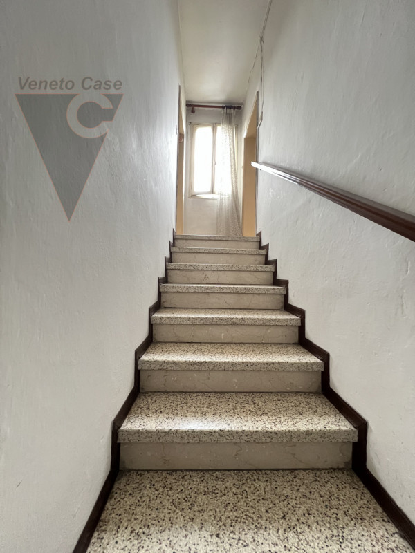 Immersa nella campagna ma a pochi passi dal centro di Arzergrande, proponiamo in vendita casa acc...