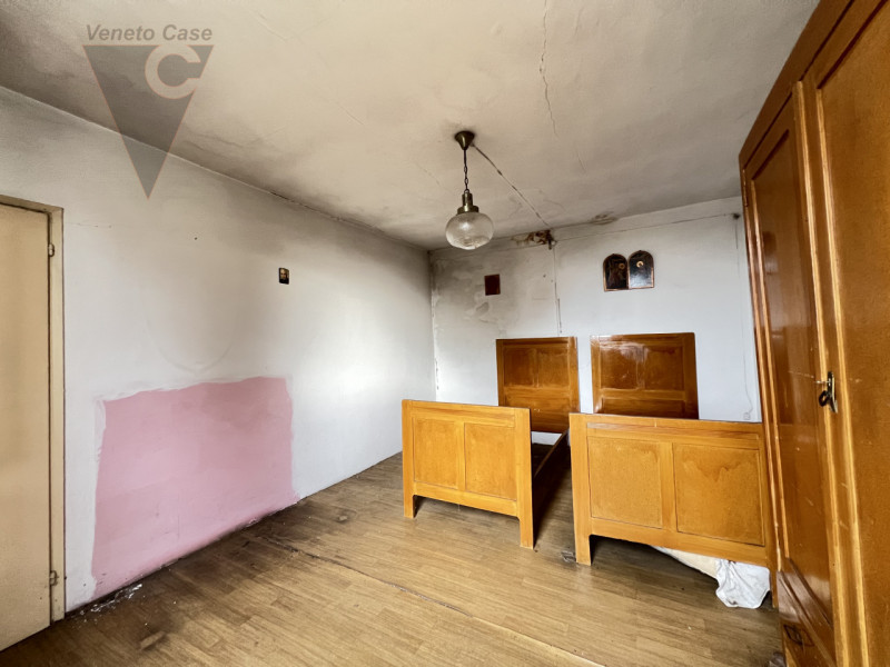 Immersa nella campagna ma a pochi passi dal centro di Arzergrande, proponiamo in vendita casa acc...