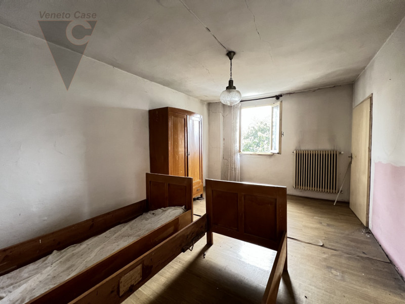 Immersa nella campagna ma a pochi passi dal centro di Arzergrande, proponiamo in vendita casa acc...