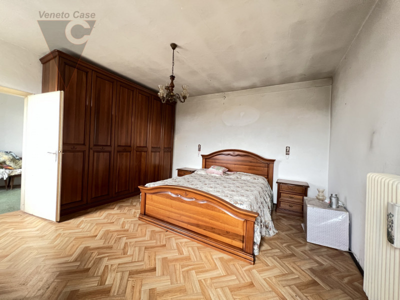 Immersa nella campagna ma a pochi passi dal centro di Arzergrande, proponiamo in vendita casa acc...