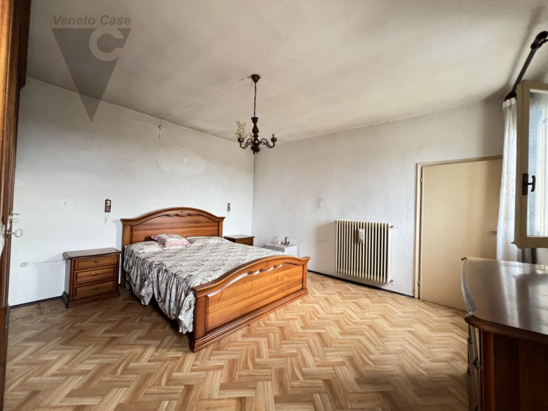 Immersa nella campagna ma a pochi passi dal centro di Arzergrande, proponiamo in vendita casa acc...