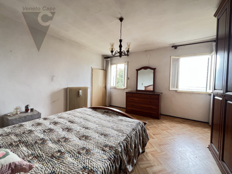 Immersa nella campagna ma a pochi passi dal centro di Arzergrande, proponiamo in vendita casa acc...