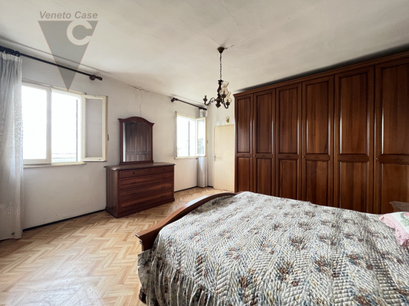 Immersa nella campagna ma a pochi passi dal centro di Arzergrande, proponiamo in vendita casa acc...