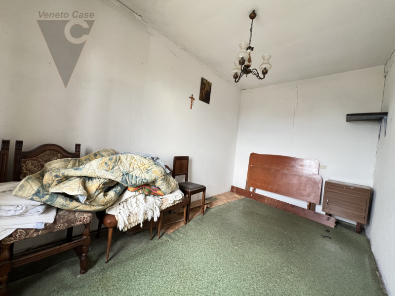 Immersa nella campagna ma a pochi passi dal centro di Arzergrande, proponiamo in vendita casa acc...