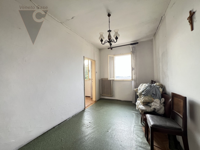 Immersa nella campagna ma a pochi passi dal centro di Arzergrande, proponiamo in vendita casa acc...