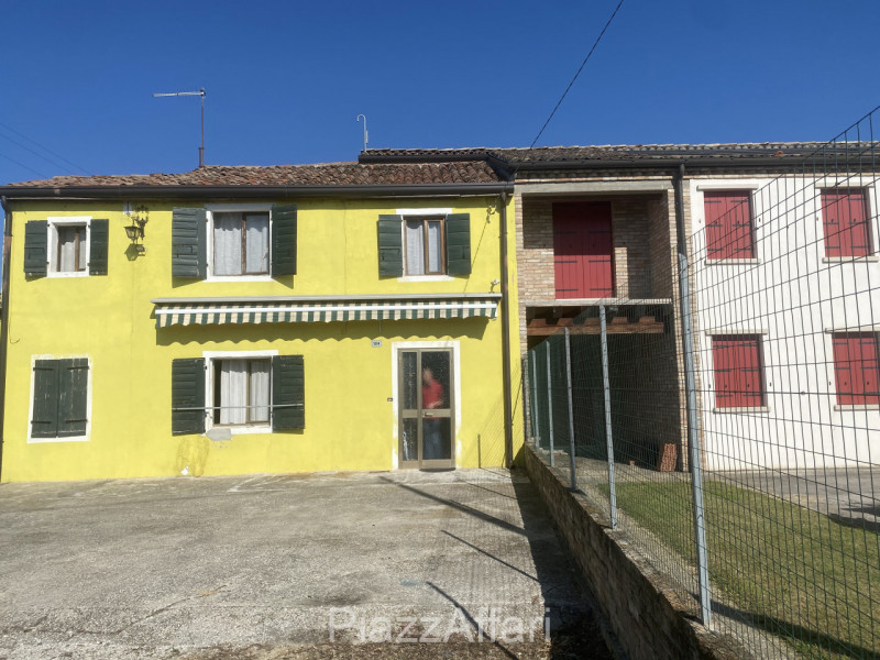 RIF. PDS410

Proponiamo in vendita casa accostata abitabile con giardino di pertinenza, sia lato ...