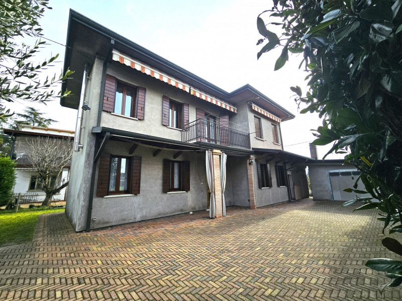 Rif. SAPS175 
Proponiamo in esclusiva una casa singola a Sant’Angelo di Piove di Sacco.
Questa so...