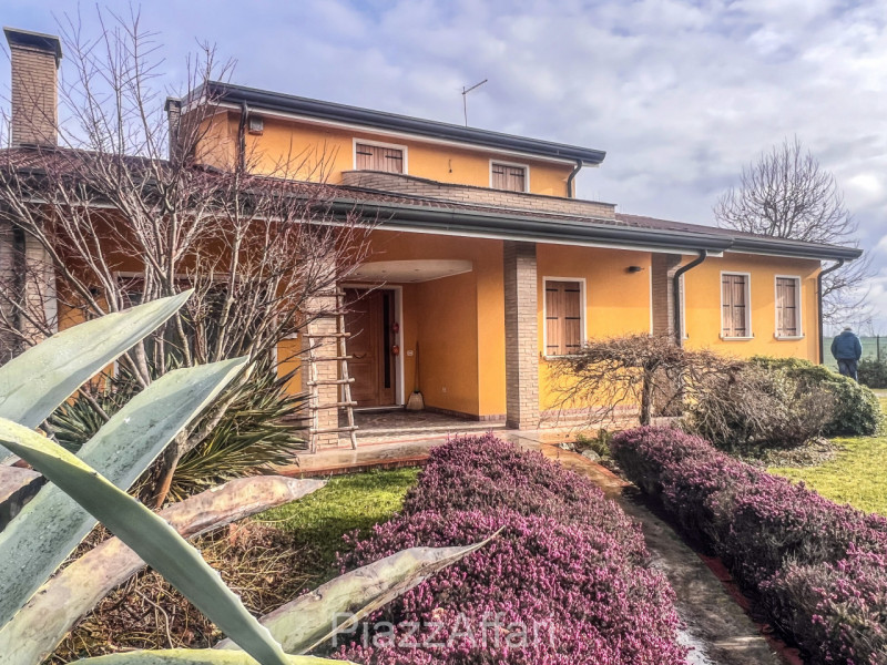 Campagnola di Brugine, si propone recente villa singola con retrostante capannone di 210 mq + sco...