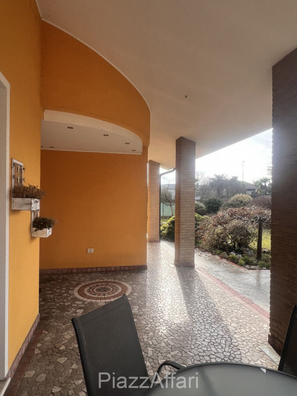 Campagnola di Brugine, si propone recente villa singola con retrostante capannone di 210 mq + sco...