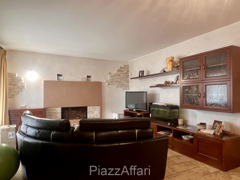 Campagnola di Brugine, si propone recente villa singola con retrostante capannone di 210 mq + sco...